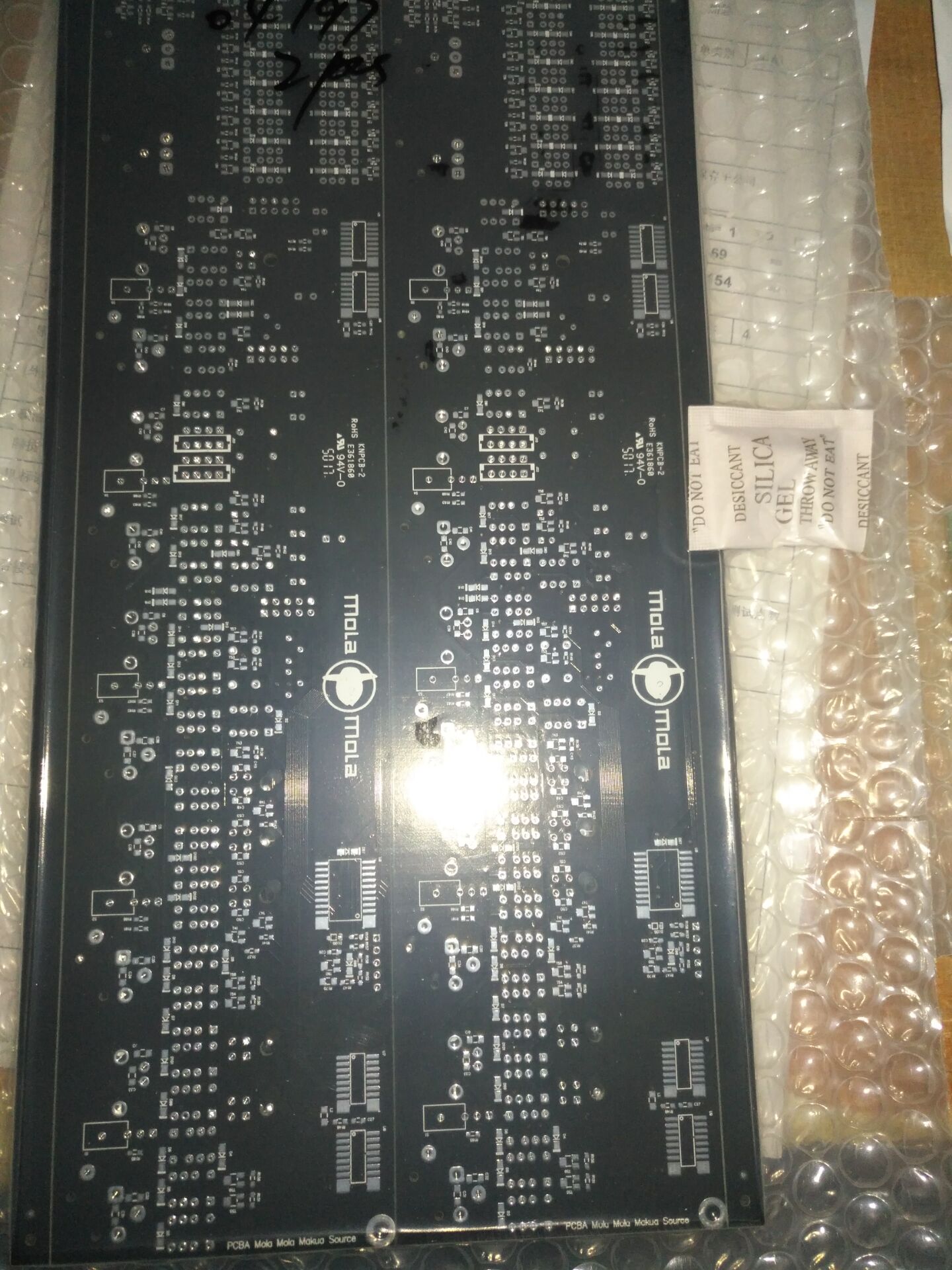 雖然是一個(gè)簡(jiǎn)單的雙面板，但是打樣出來(lái)的效果真的是沒(méi)話(huà)說(shuō)。就是正規(guī)大廠(chǎng)的出貨品質(zhì)，拿來(lái)生產(chǎn)也完全沒(méi)有問(wèn)題。FR-4的板子，350攝氏度焊30秒都不帶冒泡變色的，質(zhì)量非常滿(mǎn)意。 服務(wù)也很好